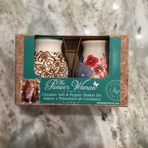 Pioneer Woman salt and pepper shaker set